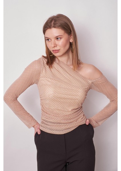 Kadın Desenli Tül Omuzu Beli Büzgülü Omuz Dekolteli Uzun Kol Likralı Şık Bluz-Bej Puan indirimleri