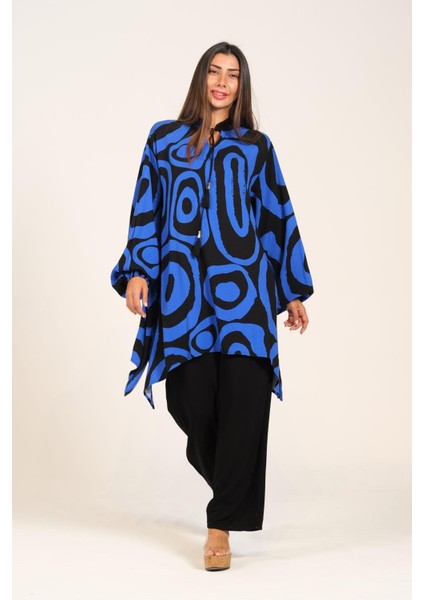 Kadın Saks Mavi Siyah Desenli Balon Kol Püskül Bağcıklı Cepli Tunik Pantolon Ikili Takım