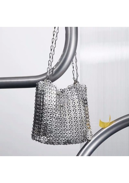 Küçük Altın Lüks Kadın Çanta Tasarımcısı Metal Payetler Zincir Dokuma Çanta Içi Boş Akşam Çanta Debriyaj Kadın Seyahat Tatil Omuz Çantası Çanta (Yurt Dışından) fırsatları