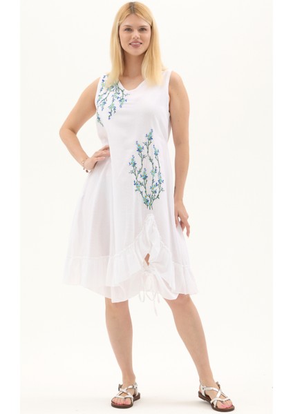Beyaz Kolsuz Vual Yırtmaçlı Midi Boy Yazlık Elbise