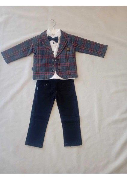 Beyaz Gömlekli Papyonlu Takım Elbise