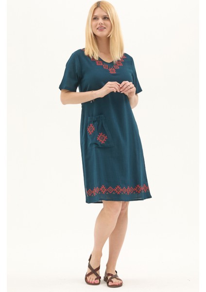 Şile Bezi Petrol Kısa Kol Kruvaze Yaka Nakışlı Yazlık Midi Elbise fiyatları