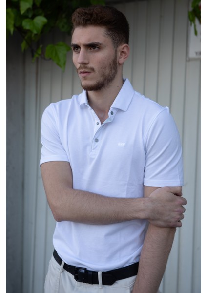 Beyaz Polo Yaka T-Shirt Düğmeli fırsatları