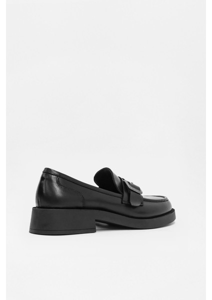 Neva Siyah Deri Gümüş Tokalı Kadın Loafer fırsatları