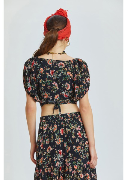 Önden Bağlamalı Crop Bluz Siyah fırsatları