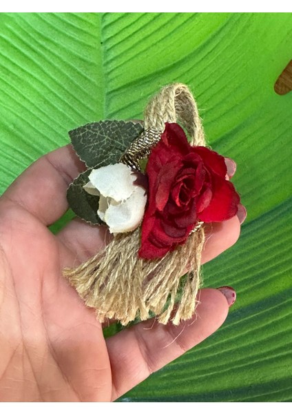 9x6 cm Beyaz Kırmızı Güllü Damat Yaka Çiçeği Iğneli Broş