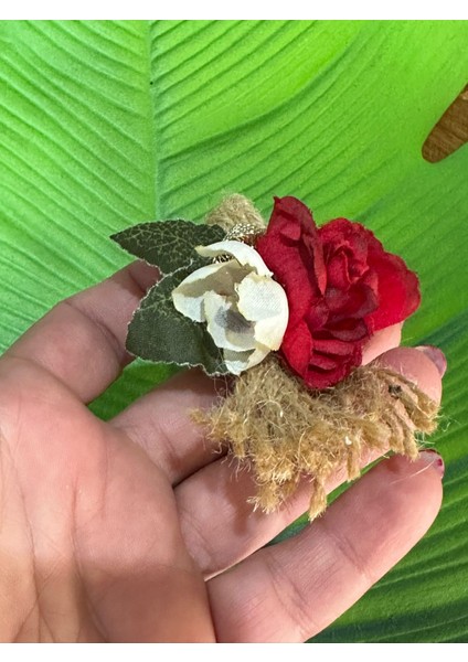 9x6 cm Beyaz Kırmızı Güllü Damat Yaka Çiçeği Iğneli Broş fiyatları