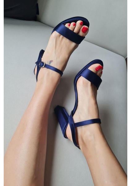 024 11 Topukla Kadın Tek Bantlı Saten 8 cm Kalın Topuklu Abiye Ayakkabı