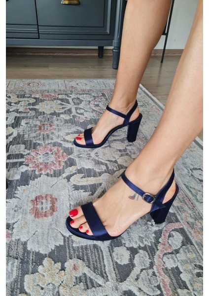 024 11 Topukla Kadın Tek Bantlı Saten 8 cm Kalın Topuklu Abiye Ayakkabı fiyatları