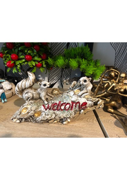 Dekoratif Sincap Welcome Kütük Üstünde Biblo Polyester