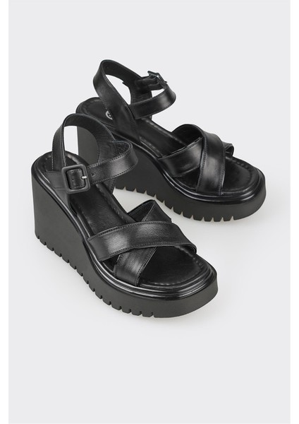 Siyah Deri Kadın Dolgu Topuk Sandalet fiyatları