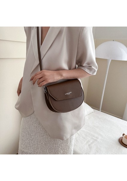 2024 Eyer Çanta Bahar Tarzı Kadın Çok Yönlü Crossbody Çanta Üniversite Öğrencisi Basit Moda Trendi Batı Tarzı Omuz Çantası (Yurt Dışından) fırsatları