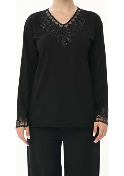 Yaka ve Kol Ucu Tül Detaylı Taş Işlemeli Siyah Anne Penye Bluz