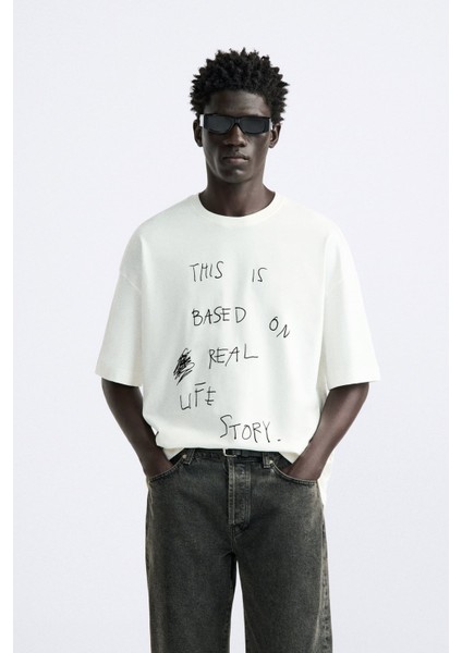 Bisiklet Yaka This Is Based On Real Life Story Baskılı Oversize Beyaz Erkek T-Shirt