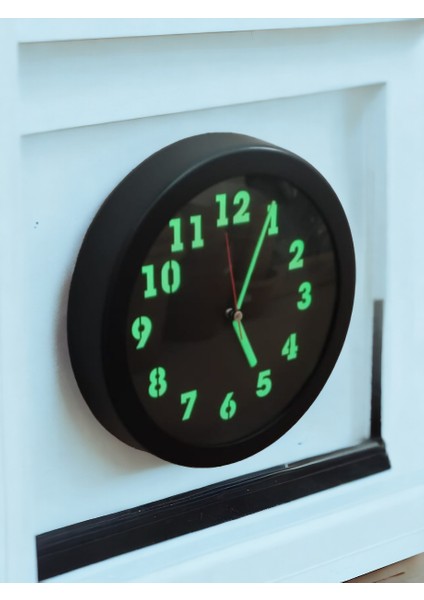 Fosforlu Gece Parlayan Görünen Metal Siyah Duvar Saati Çap 26 cm