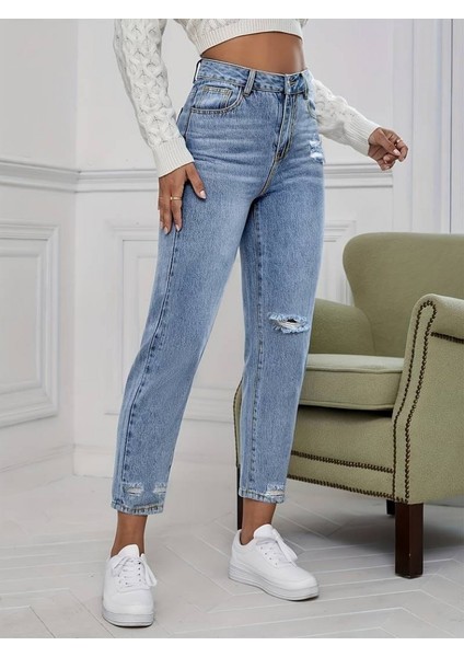 Kadın Açık Mavi Yırtık Detaylı Mom Fit Jean / Kot Pantolon