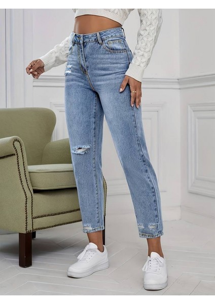 Kadın Açık Mavi Yırtık Detaylı Mom Fit Jean / Kot Pantolon