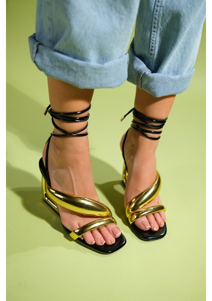 Creed Siyah Altın Bilekten Bağlamalı Kadın Topuklu Ayakkabı fiyatları