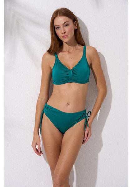 İnce Askılı Kadın Bikini Takım Yeşil Renk Şık Tasarım ile Plajda Fark Yaratın