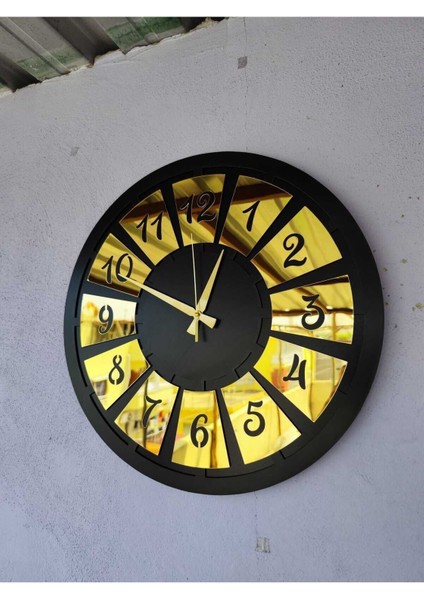 Modern siyah ve altın tonlarında 50cm ahşap duvar saati, şık dekoratif tasarım