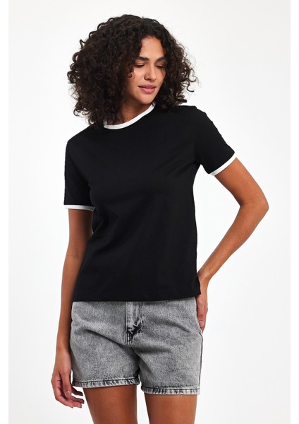 Kontrast Detaylı Kısa Kol T-Shirt