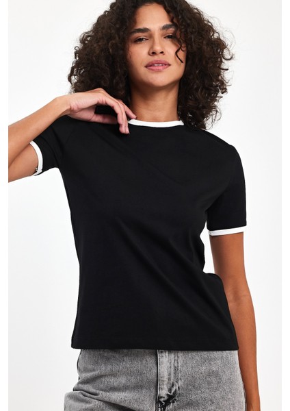Kontrast Detaylı Kısa Kol T-Shirt