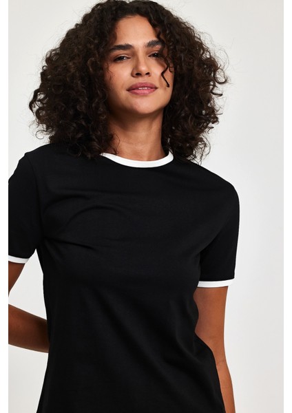 Kontrast Detaylı Kısa Kol T-Shirt
