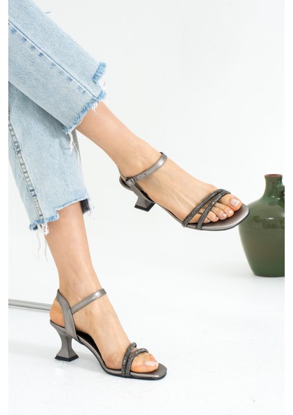 Ince Bant Taşlı Tokalı Kısa Topuklu Kadın Ayakkabı 018-04-23 modelleri