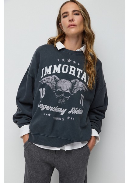 Immortal Slogan Baskılı Eskitme Efektli Sweatshirt