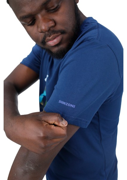 Erkek Standart Fit Göğüs Baskılı Koyu Mavi T-Shirt fırsatları