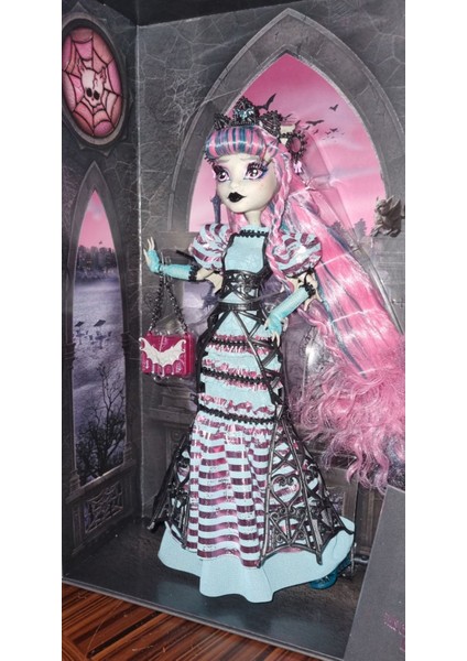 Monster High Fang Vote Rochelle Goyle Doll - Monster High