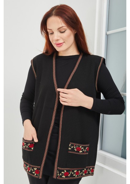 Anne Siyah Gül Desenli Triko Kısa Cepli Yelek