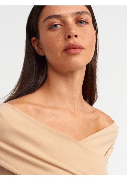 20828 Omuzları Açık Büzgülü Bodysuit-Bej