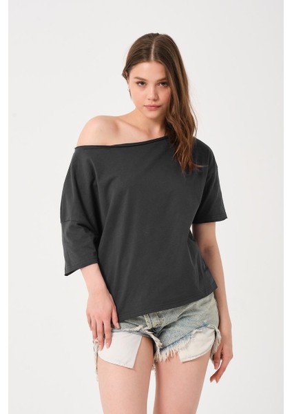 Kadın Düşük Omuz Detaylı Oversize T-Shirt