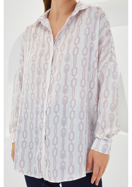 Kadın Pudra Beyaz Desenli Oversize Saten Gömlek 3985 fırsatları