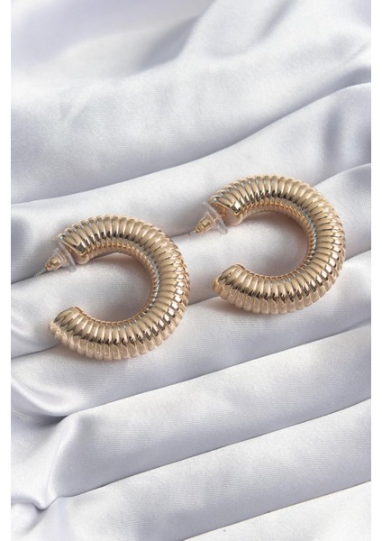 E-Bijuteri Pirinç Gold Renk Işleme Detay Halka Model Kadın Küpe