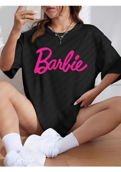 Oversize Barbie Baskılı Pamuklu Penye Kumaş Siyah Tişört fiyatları