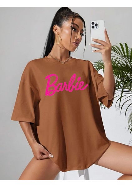 Oversize Barbie Baskılı Pamuklu Penye Kumaş Kahverengi Tişört