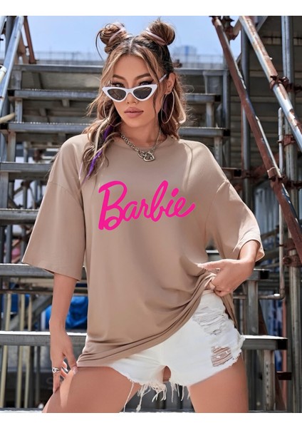 Oversize Barbie Baskılı Pamuklu Penye Kumaş Sütlü Kahve (Latte) Tişört