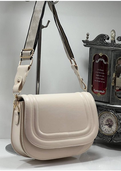 Kapaklı Çapraz Uzun Omuz Askılı Kadın Kol Çantası