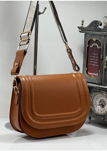 Kapaklı Uzun Çapraz Omuz Askılı Kadın El ve Kol Çantası