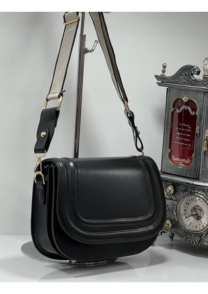 Kapaklı Uzun Çapraz Omuz Askılı Kadın El ve Kol Çantası