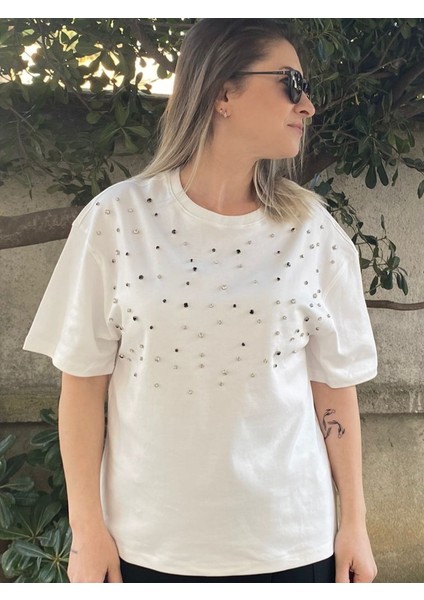 Önü Taşlı Rahat Kesim Pamuklu T-Shirt
