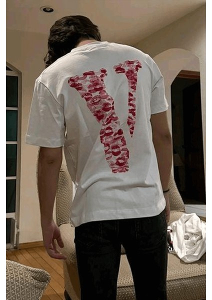 V Harfli Öpücük Kiss Design Tişört