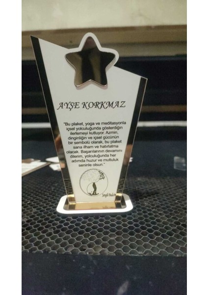 Yıldızlı Pleksi ve Ahşap Plaket Isme Özel fırsatları