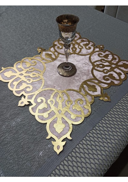 Amerikan Servis/1 Adet Üzeri Varaklı Deri Işlemeli /kadife /40X32CM /arakası Deridir. Pudra Gold