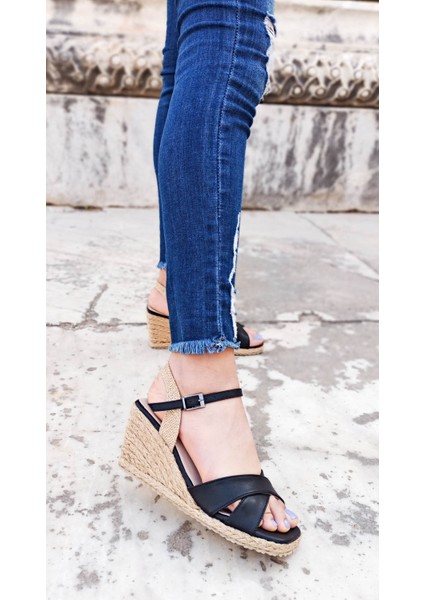 White Line Siyah Dolgu Topuk Jud Sargılı Kadın Sandalet