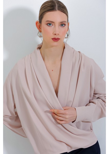 Kadın Krem Kruvaze Yaka Dökümlü Saten Bluz 0492