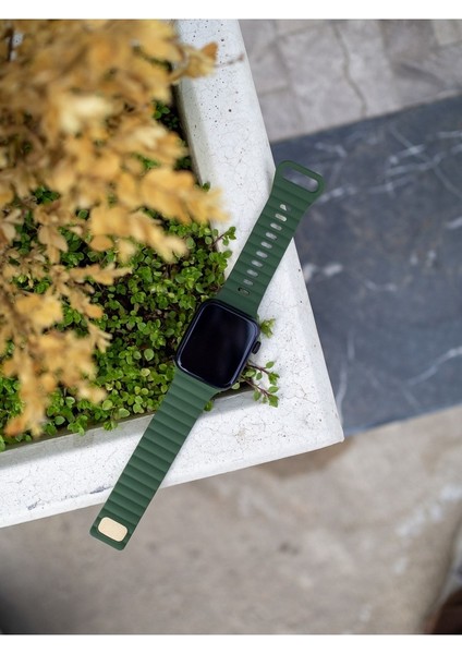 Apple Watch 2/3/Ultra Uyumlu Kordon Silikon Metal Tokalı Kayış, Koyu Yeş fiyatları