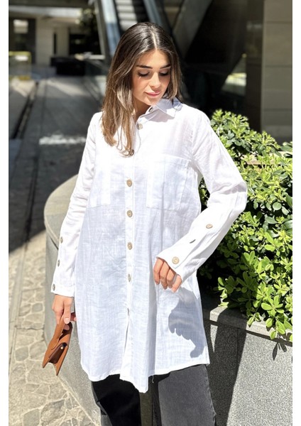 Kadın Beyaz Uzun Kol, Ahşap Düğme Detaylı, Arkası Pliseli, Salaş ve Uzun, Pamuklu Tunik Gömlek fırsatları